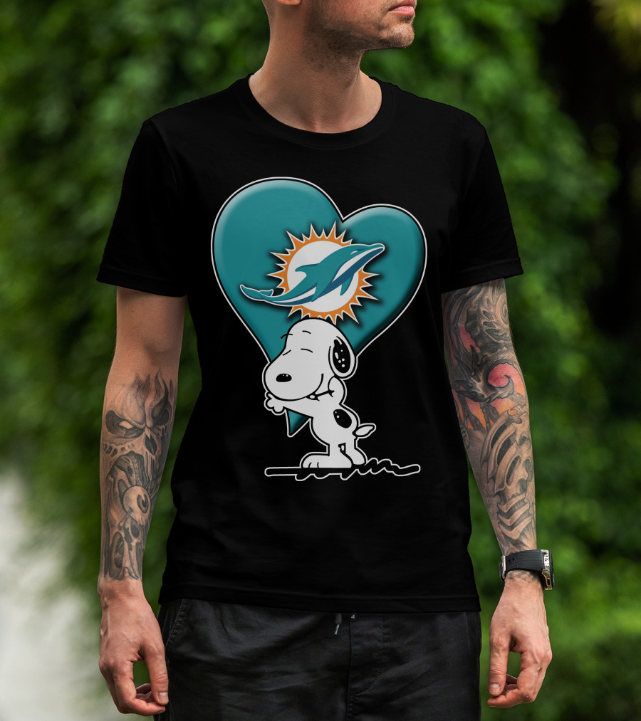 Snp V1 Snoopy Miami Dolphins Heart Hug T-Shirt