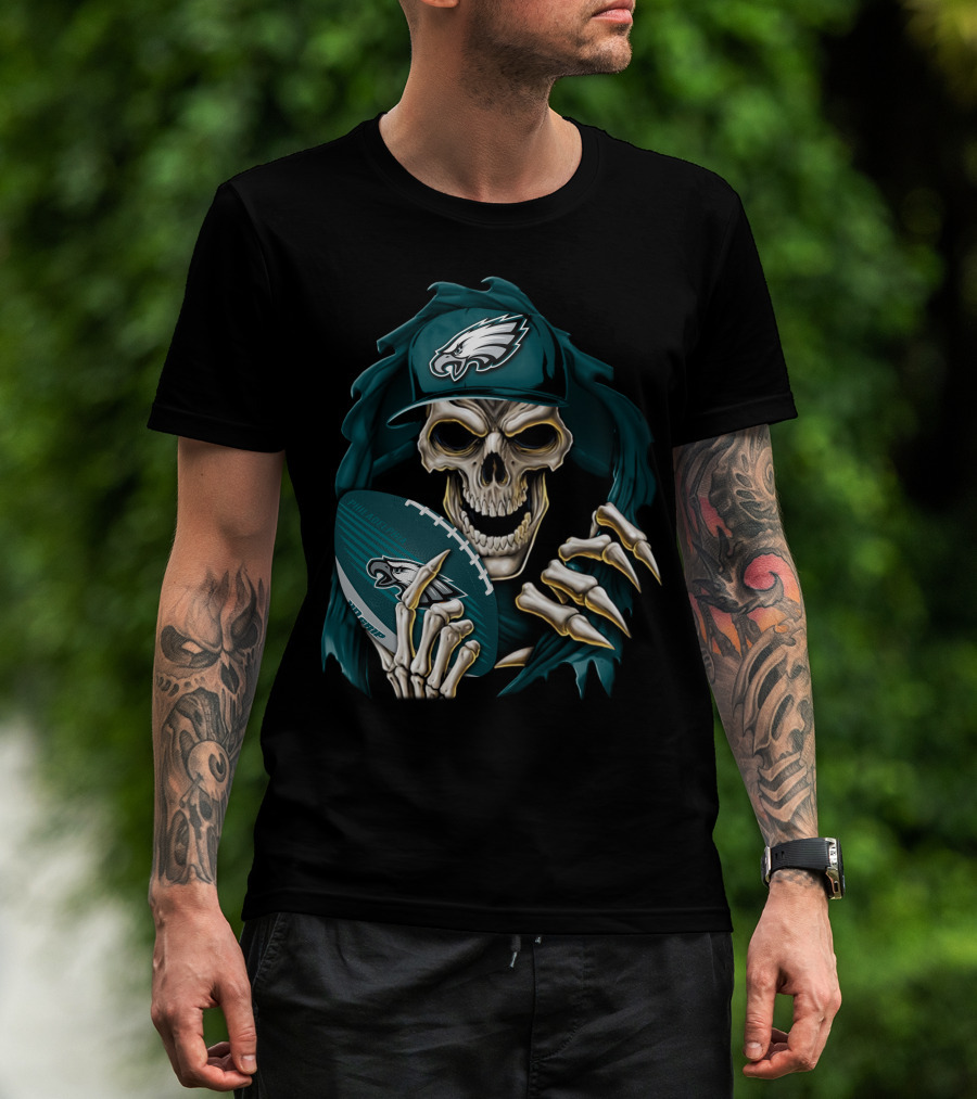 Philadelphia Eagles Skull Holding Football T-Shirt