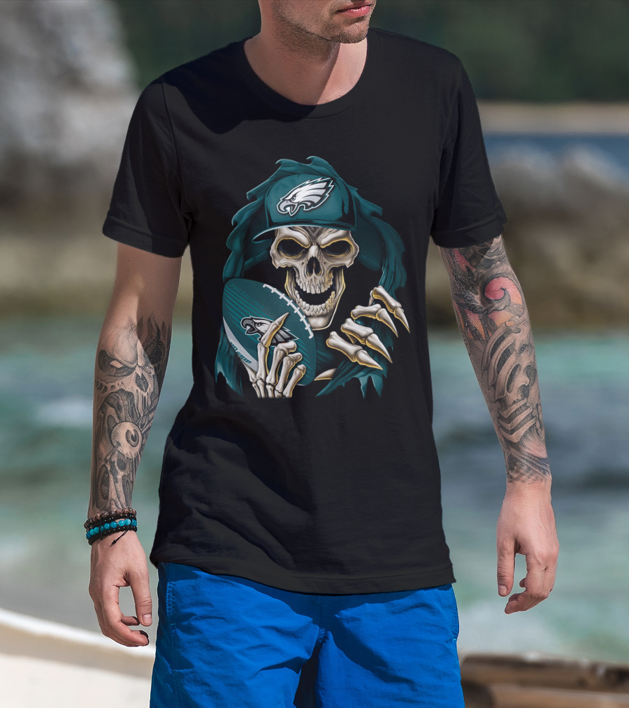 Philadelphia Eagles Skull Holding Football T-Shirt