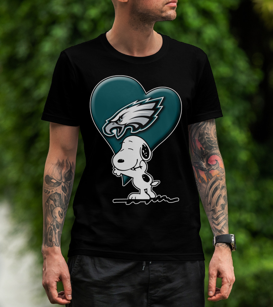 Snoopy Hugging Heart Philadelphia Eagles T-Shirt