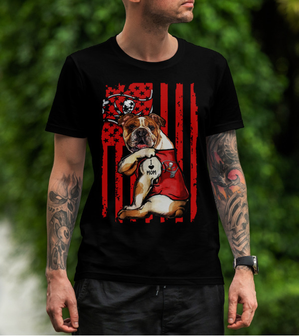 Bulldog I Love Mom Tampa Bay Buccaneers Flag Background T-Shirt