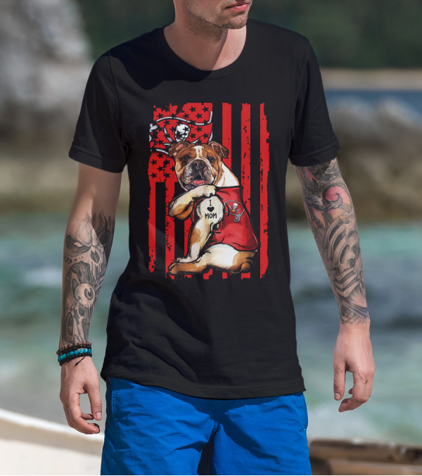 Bulldog I Love Mom Tampa Bay Buccaneers Flag Background T-Shirt