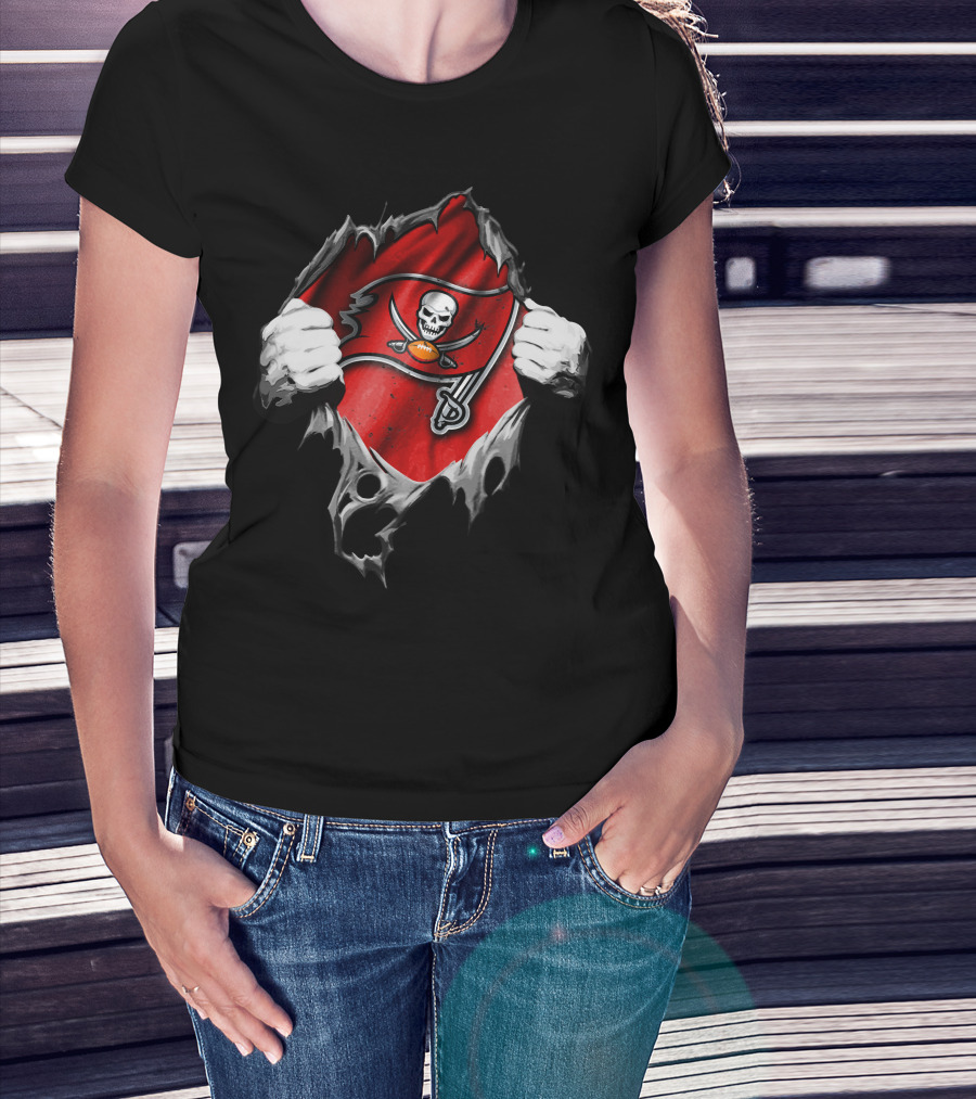 Torn V2 Tampa Bay Buccaneers Skull And Swords Flag T-Shirt