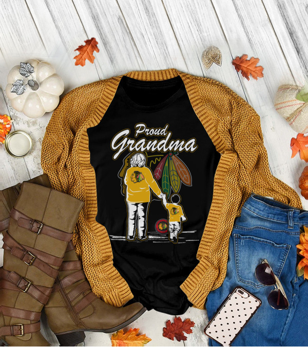 Proud Grandma Chicago Blackhawks Family Holding Hands T-Shirt
