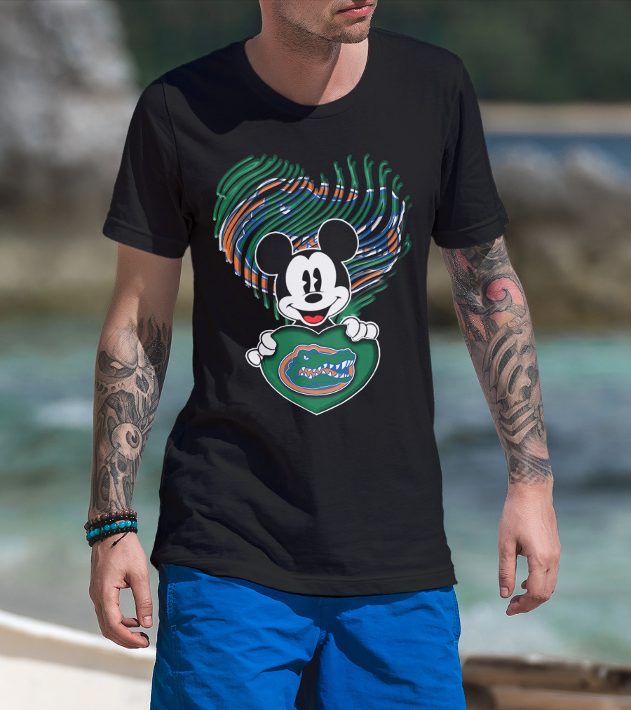Mickey Mouse Holding Heart With Florida Gators T-Shirt