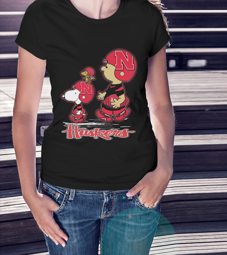 Snpfootball Nebraska Cornhuskers Huskers Charlie Brown Snoopy Woodstock Football Helmets T-Shirt