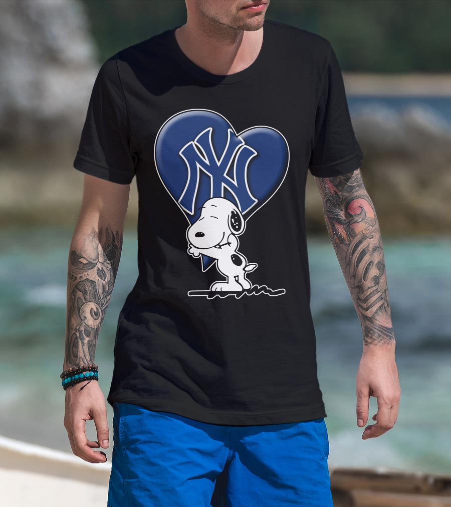 Snoopy Hugging Heart New York Yankees T-Shirt