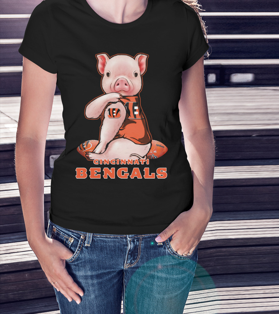 CINCINNATI BENGALS Pig Holding Football T-Shirt