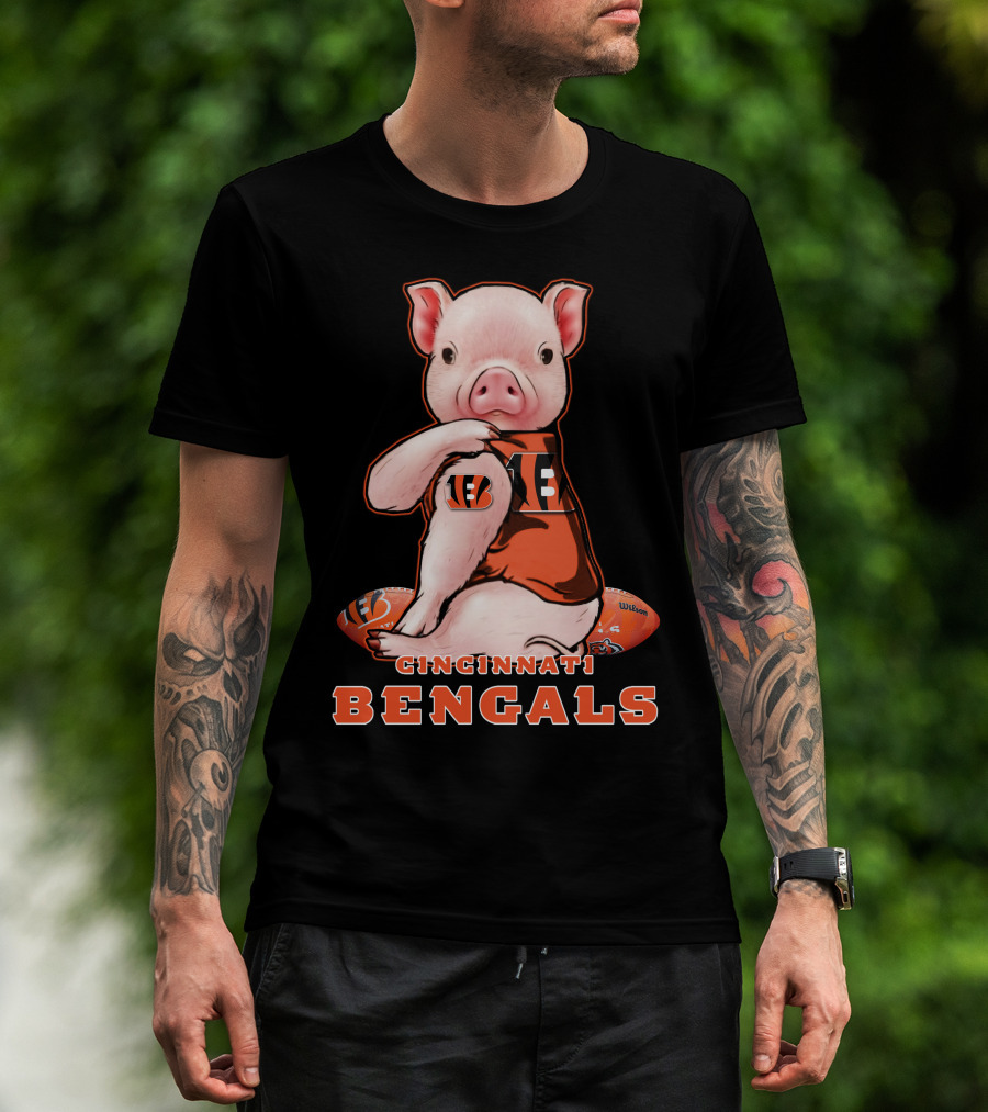 CINCINNATI BENGALS Pig Holding Football T-Shirt