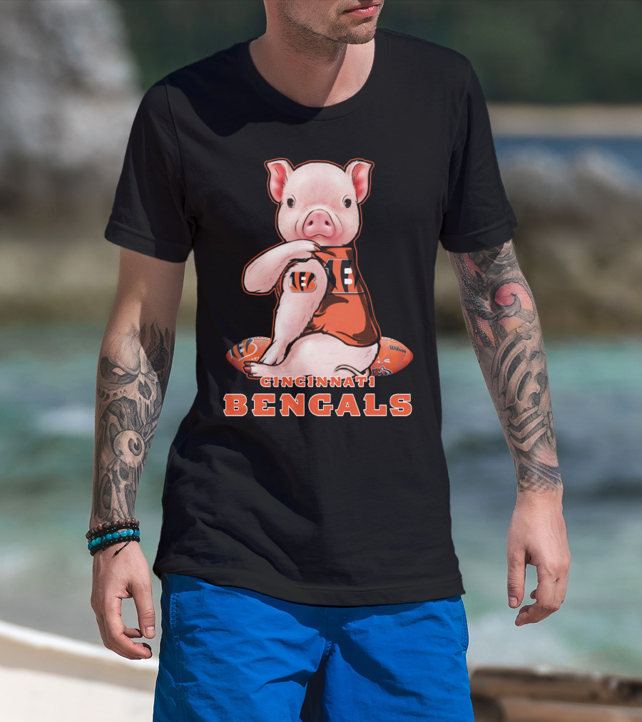CINCINNATI BENGALS Pig Holding Football T-Shirt