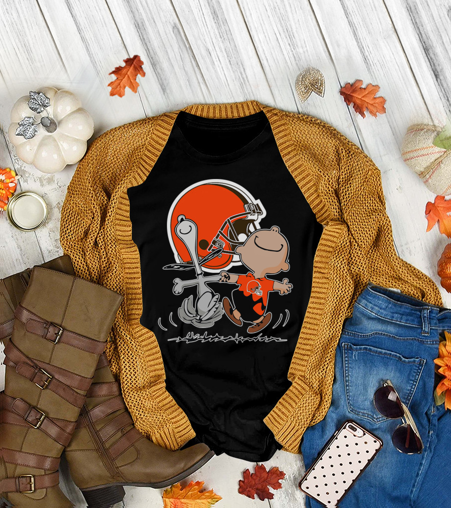 Cleveland Browns 06 Peanuts Dancing With Snoopy And Charlie Brown In Front Of Helmet T-Shirt