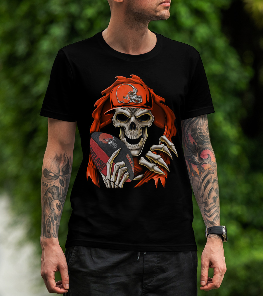 Skullbong Cleveland Browns Skeleton Holding Football T-Shirt