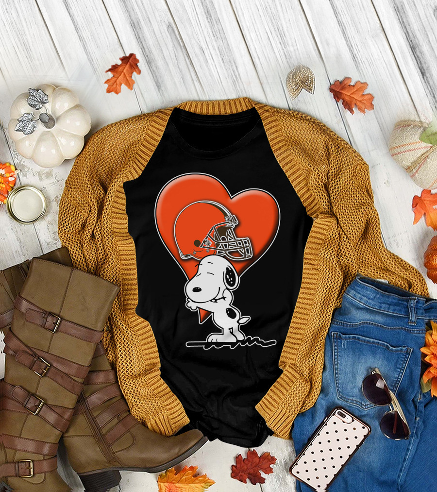 Snp CLEVELAND BROWNS Snoopy Hugging Heart Football Helmet T-Shirt