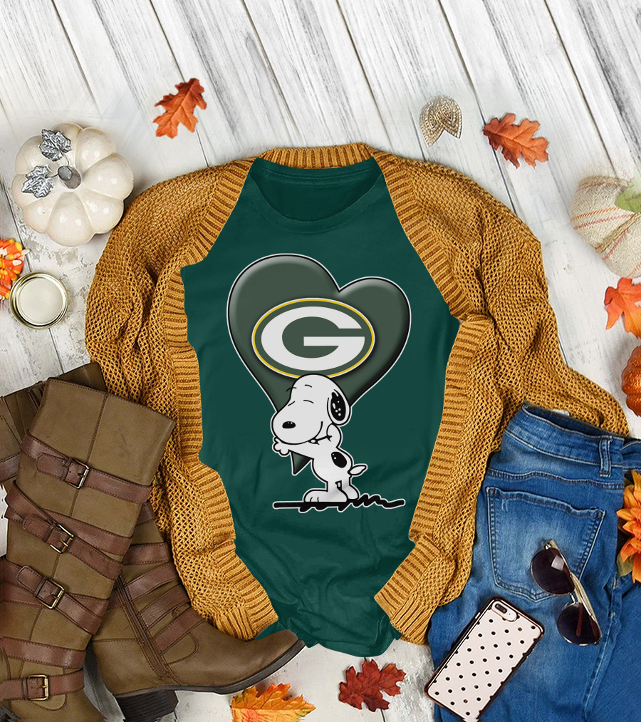 Snoopy Hugging Heart with Green Bay Packers T-Shirt