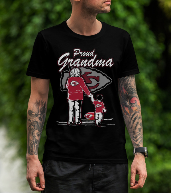 Proud Grandma Kansas City Chiefs With Grandma And Child Holding Hands T-Shirt