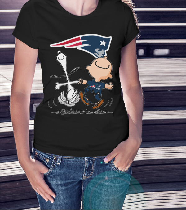 Snoopy And Charlie Brown Dancing With New England Patriots T-Shirt