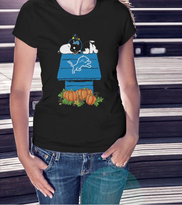 Detroit Lions Snoopy Pumpkin Halloween Peanuts Football Charlie Brown Doghouse T-Shirt