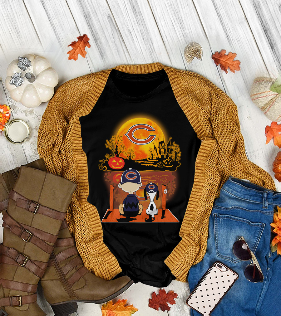 Chicago Bears Snoopy Charlie Brown Halloween Pumpkin Moon Scene T-Shirt