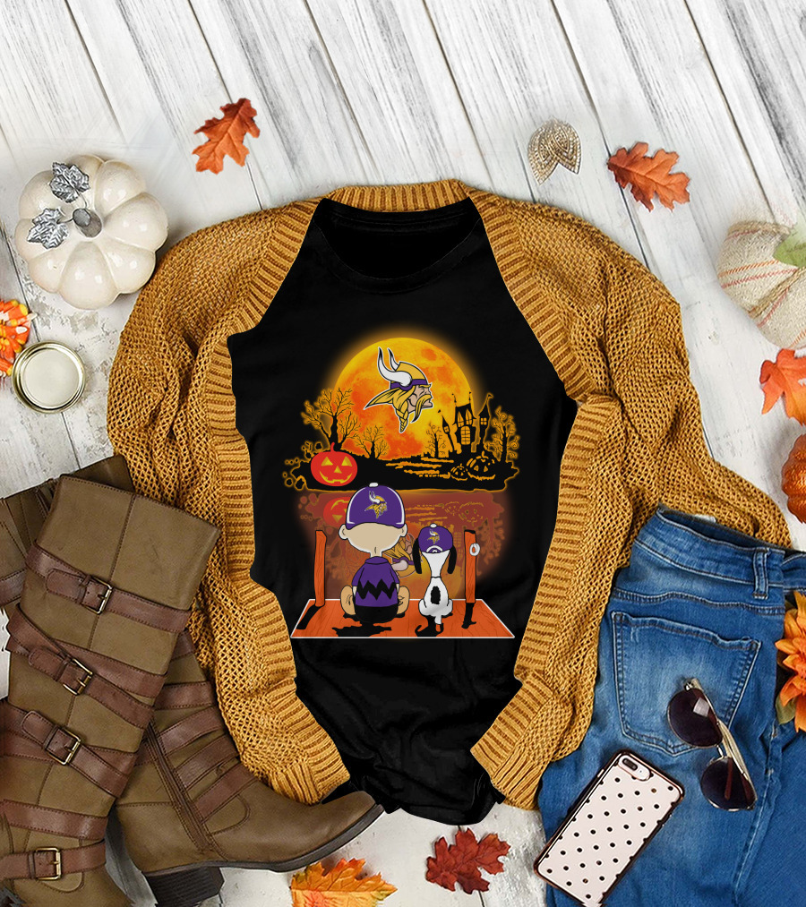 Minnesota Vikings Snoopy and Charlie Brown Halloween Pumpkin Moon T-Shirt