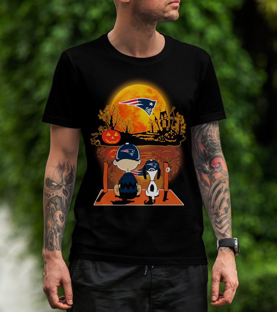 New England Patriots Snoopy And Charlie Brown Halloween Pumpkin Night Scene T-Shirt