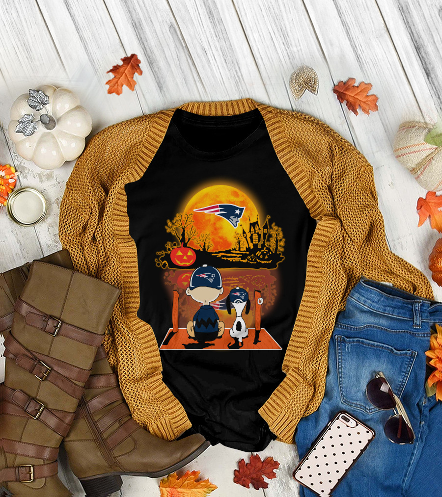 New England Patriots Snoopy and Charlie Brown Halloween Pumpkin Night Scene T-Shirt