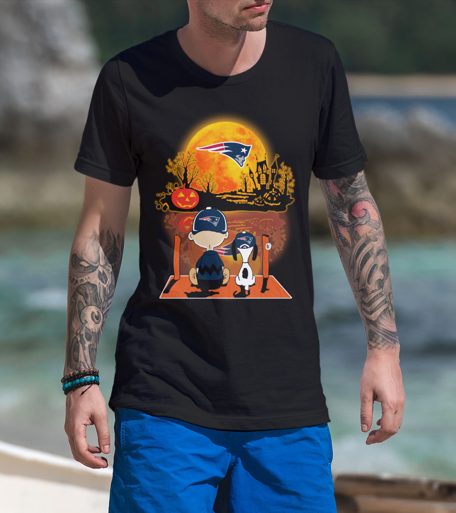 New England Patriots Snoopy And Charlie Brown Halloween Pumpkin Night Scene T-Shirt