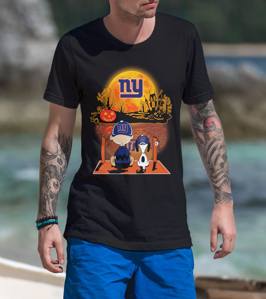 New York Giants Snoopy And Charlie Brown Halloween Pumpkin Scene T-Shirt