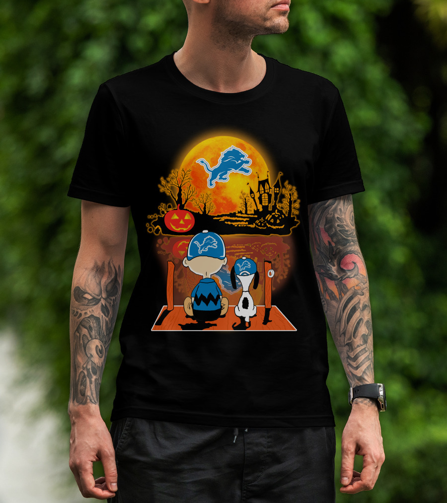 Detroit Lions Snoopy Charlie Brown Halloween Pumpkin Moon Scene T-Shirt