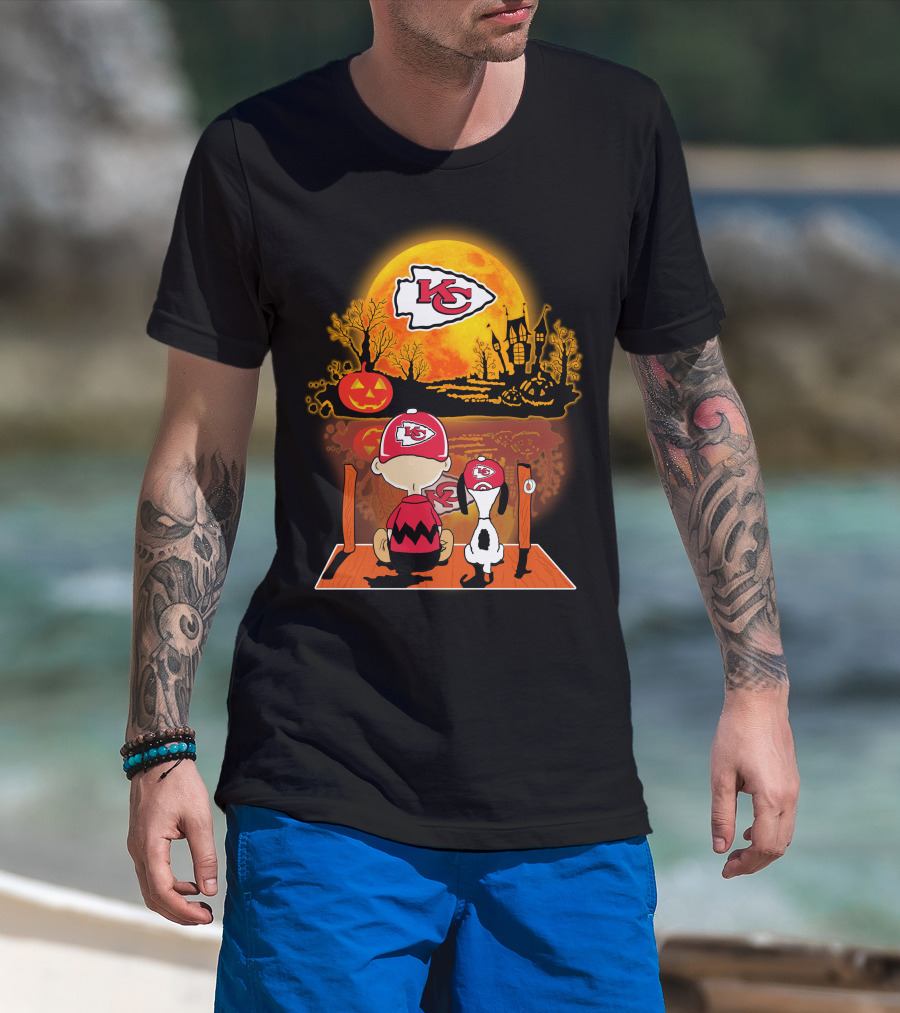 Kansas City Chiefs Snoopy And Charlie Brown Halloween Pumpkin Moon T-Shirt