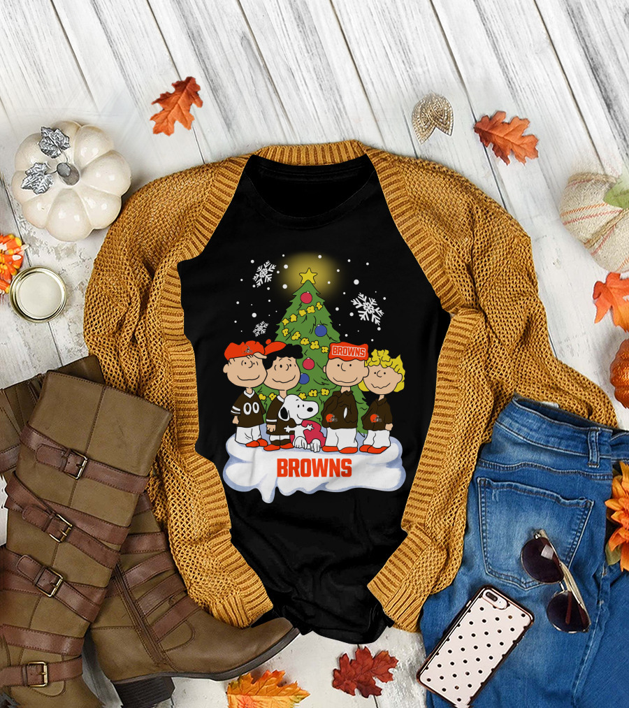 Snoopy Christmas Cleveland Browns Peanuts Characters Holiday Scene T-Shirt