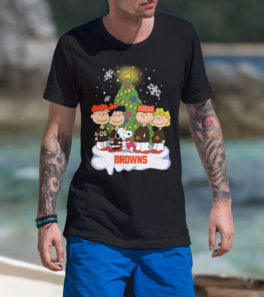 Snoopy Christmas Cleveland Browns Peanuts Characters Holiday Scene T-Shirt