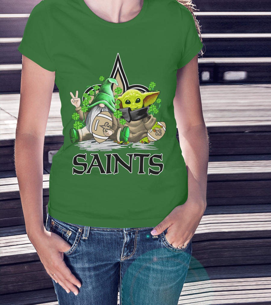 New Orleans Saints Football St. Patrick’s Day Gnome And Baby Alien With Shamrocks T-Shirt