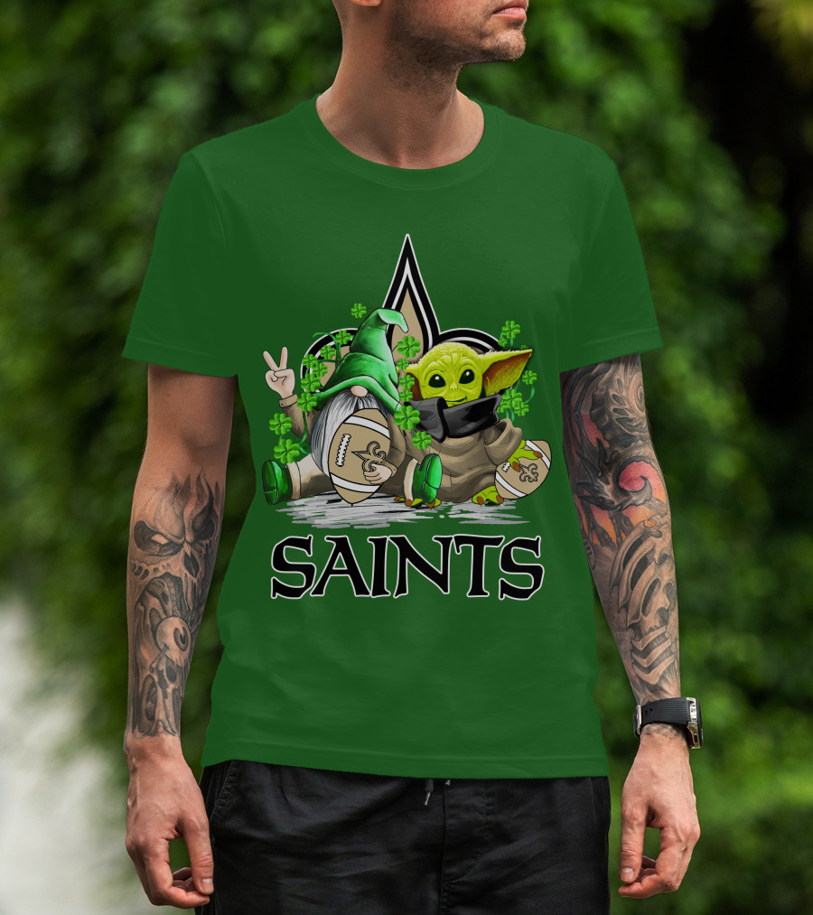 New Orleans Saints Football St. Patrick’s Day Gnome And Baby Alien With Shamrocks T-Shirt