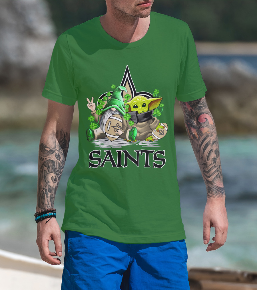 New Orleans Saints Football St. Patrick’s Day Gnome And Baby Alien With Shamrocks T-Shirt