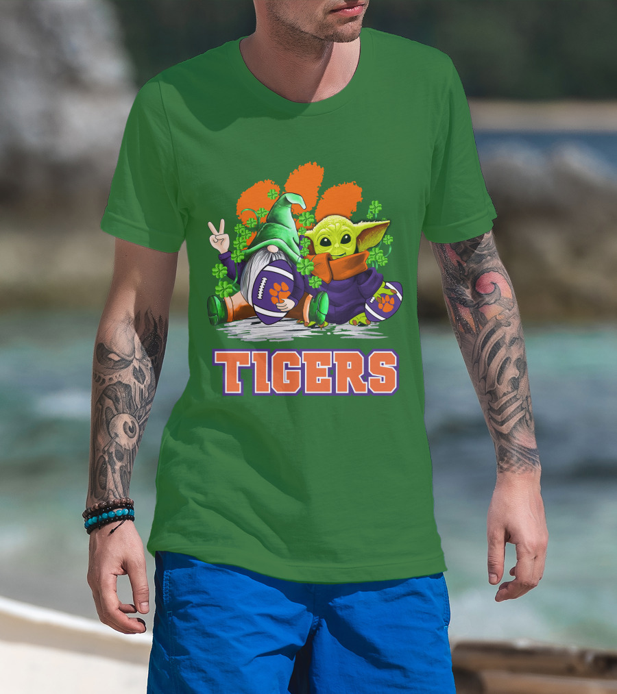 Clemson Tigers St. Patrick’s Day Football Gnome And Baby Yoda T-Shirt