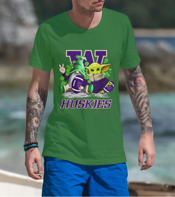 Washington Huskies Football St. Patrick’s Day Gnome And Baby Yoda With Shamrocks T-Shirt