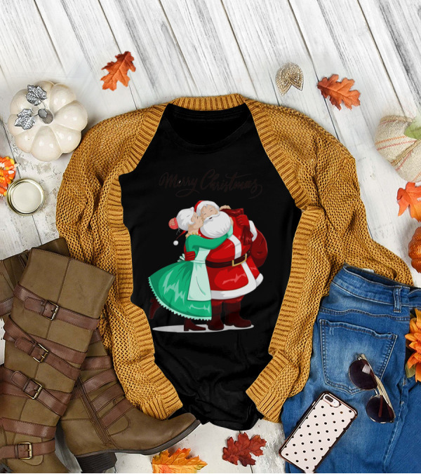 Merry Christmas Santa Claus And Mrs. Claus Embracing Holiday Scene T-Shirt