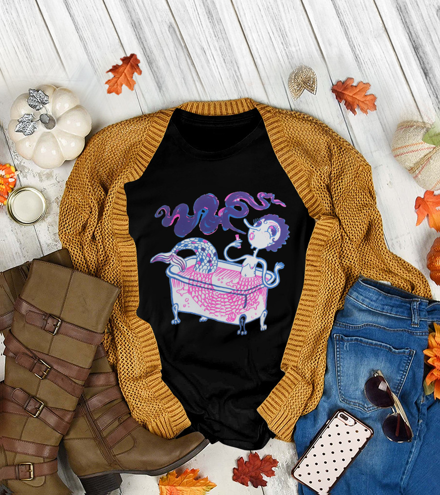 Mermaid Dans Baignoire Bathing Illustration with Pipe and Cosmic Hair T-Shirt
