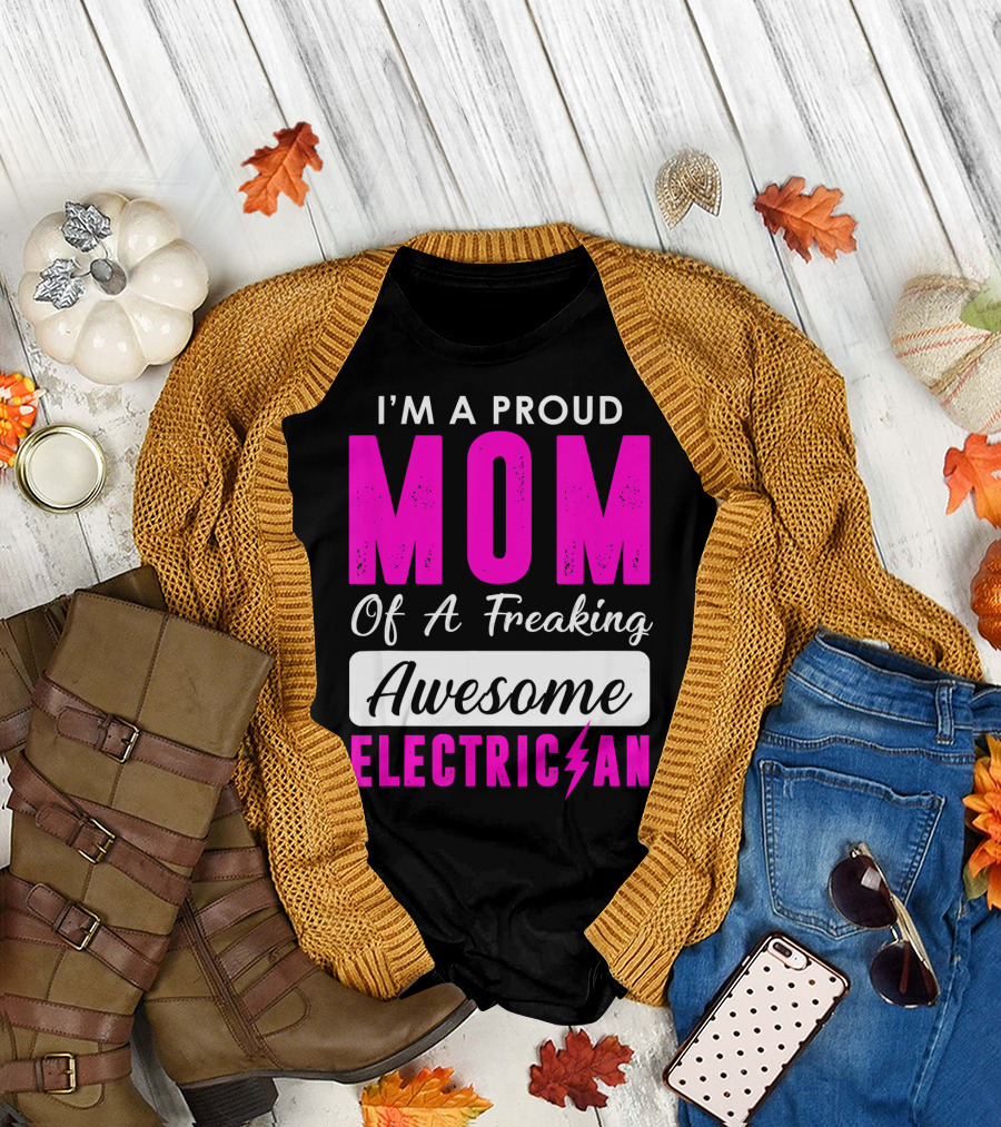 I'M A PROUD MOM OF A FREAKING AWESOME ELECTRICIAN T-Shirt
