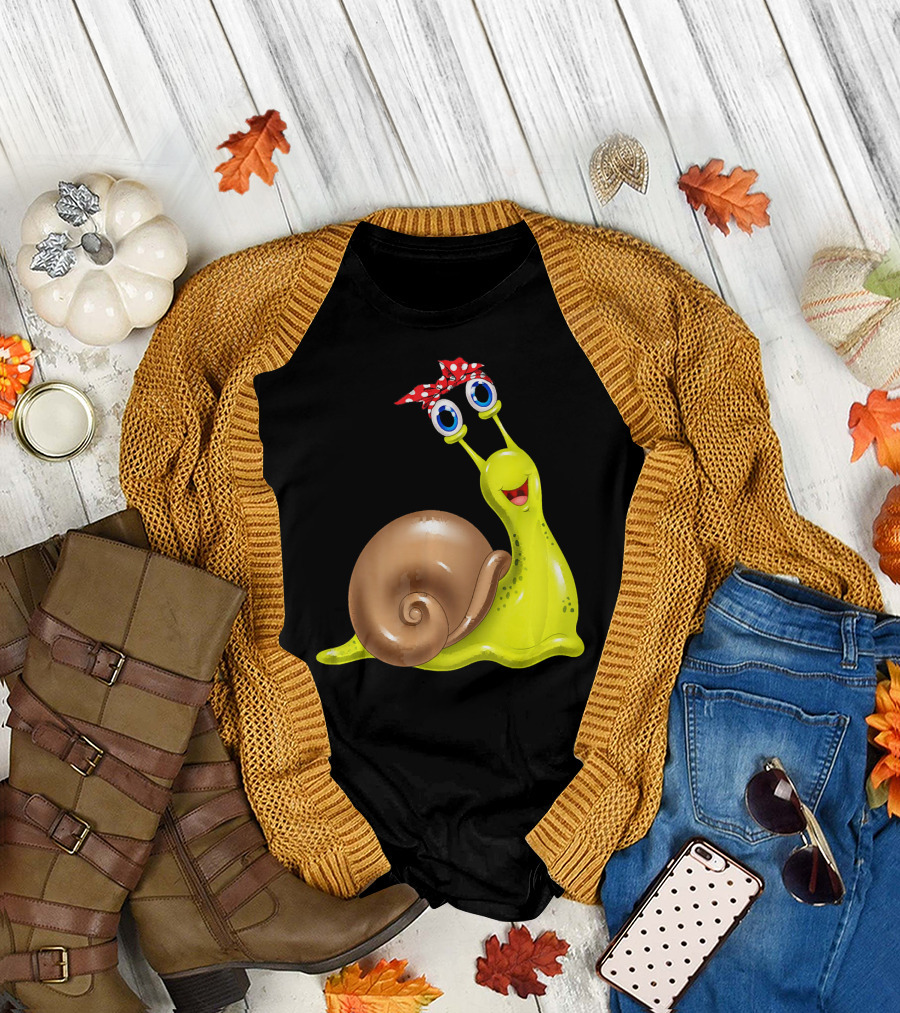 Funny Snail Mom with Red Bandana Mothers Day T-Shirt