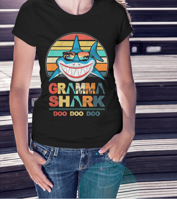 Gramma Shark Doo Doo Doo Vintage Sunglasses Retro Sunset T-Shirt