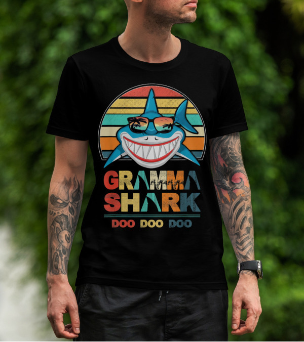 Gramma Shark Doo Doo Doo Vintage Sunglasses Retro Sunset T-Shirt