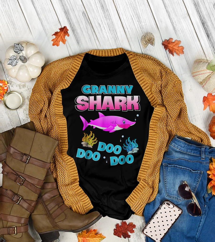 Granny Shark Doo Doo Doo Pink Cartoon Mother Coral Sea Bubbles T-Shirt