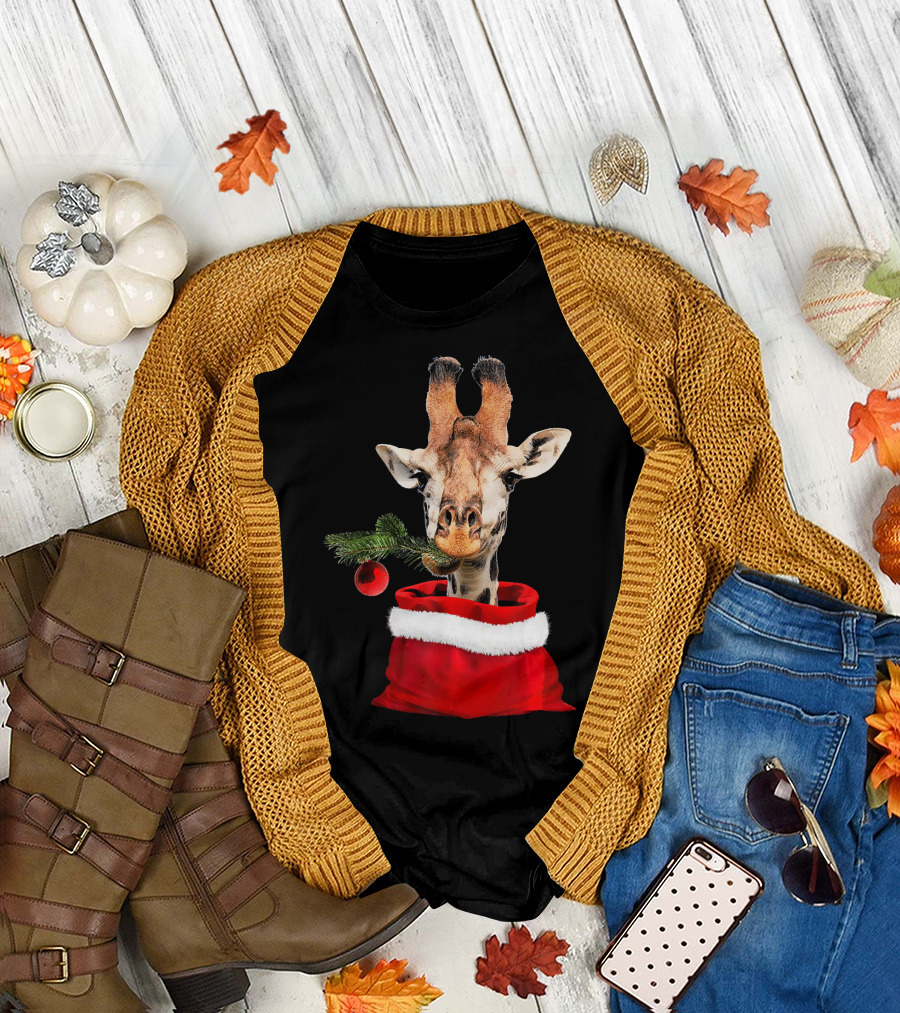 Funny Christmas Giraffe Santa Hat Perfect Chrismas T-Shirt