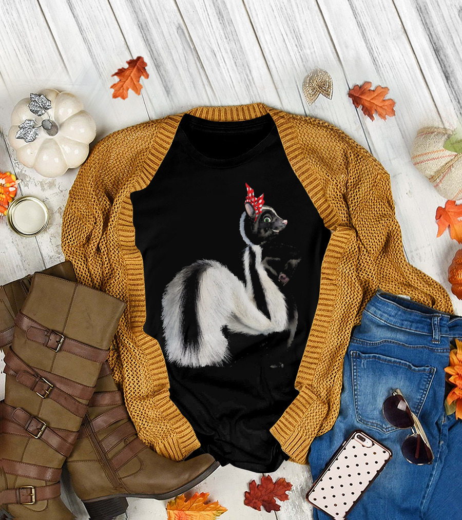 Funny Skunk Mom with Red Bandana Mothers T-Shirt