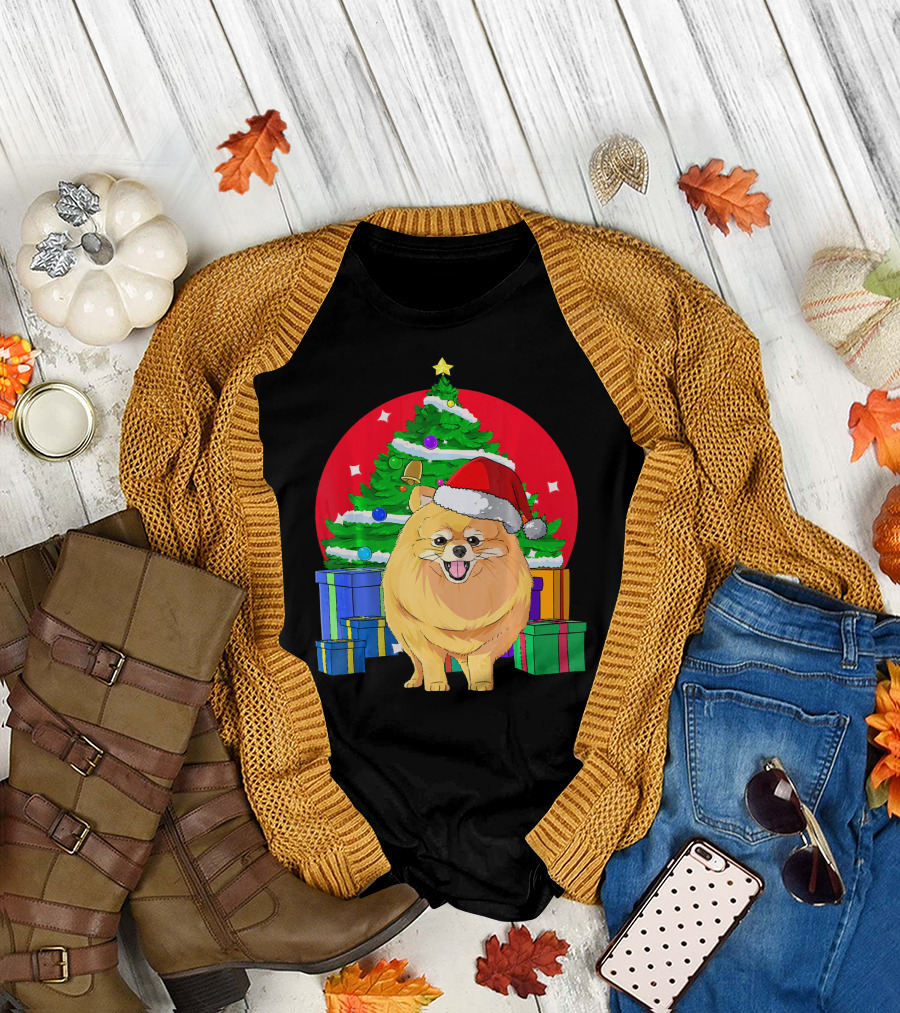 Pomeranian Christmas Santa Hat with Christmas Tree and Gifts T-Shirt