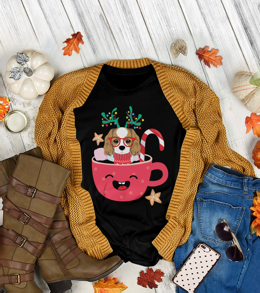 Swea Christmas Cavalier King Charl Reindeer Antlers Candy Cane Red Cup Gingerbread Cookies T-Shirt