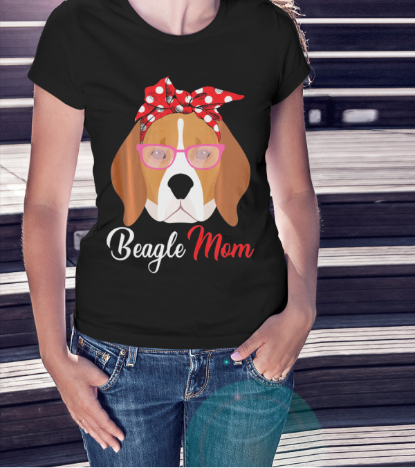 Beagle Mom For Dog Lovers Mothers With Glasses And Red Polka Dot Bandana T-Shirt
