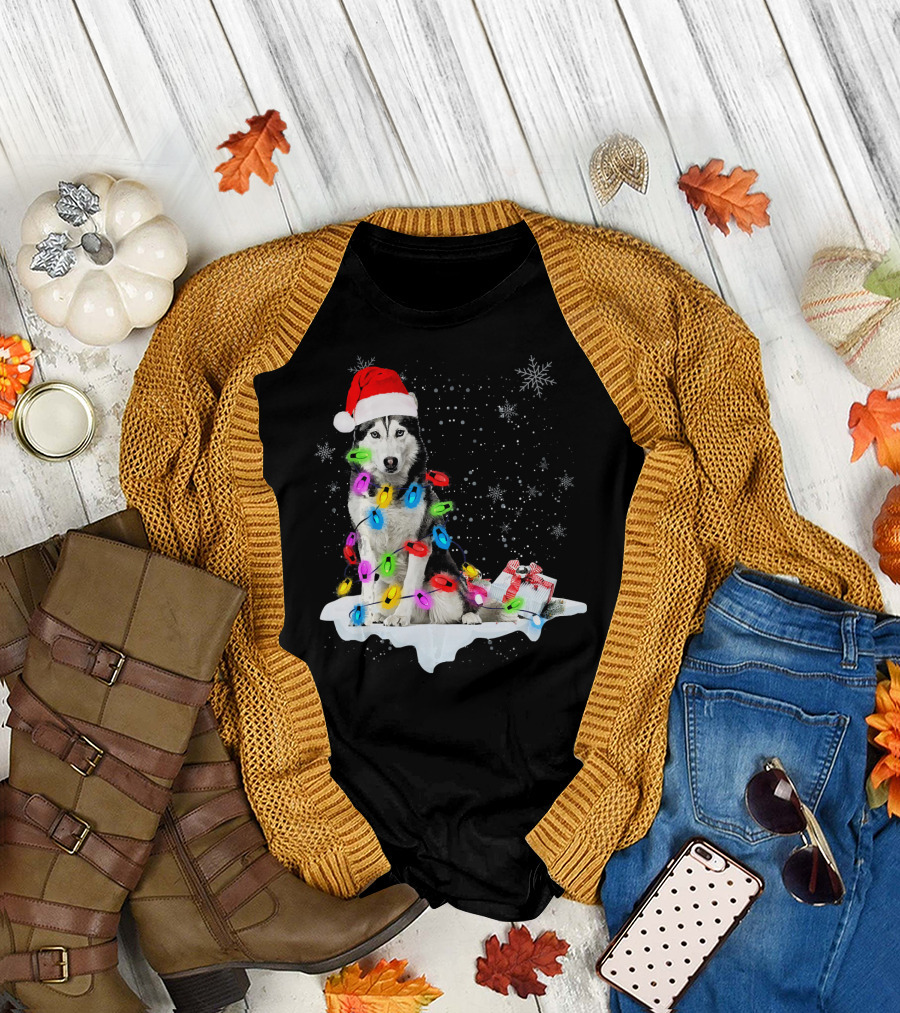 Siberian Husky Christmas Lights Santa Hat Snowflakes Present T-Shirt