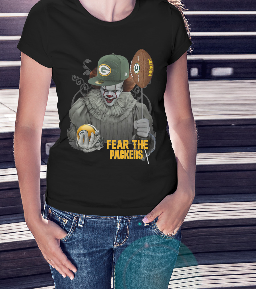 Pennywise Holding Green Bay Packers Balloon And Helmet Fear The Packers T-Shirt
